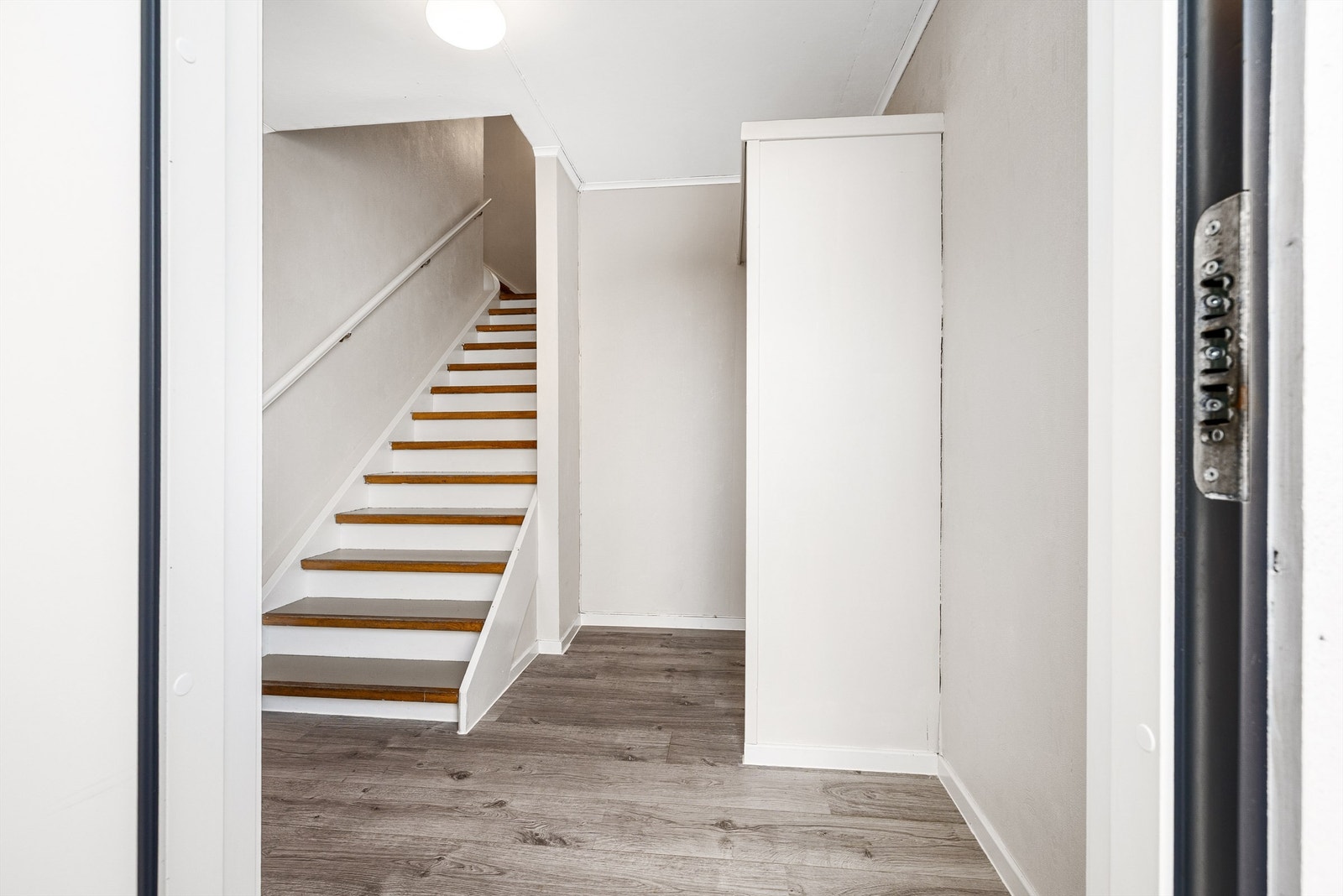 Leilighet har adkomst via trappeoppgang fra bakkeplan, samt fra veranda Galleribilde