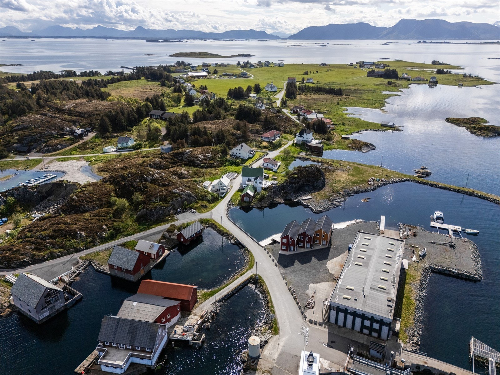 Den åttekantede kirken på øya ble oppført 1812, og er en serveringer i seg selv Galleribilde