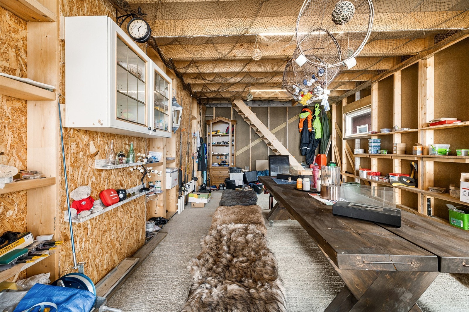 Romslig halvpart av naust på andre siden av øya Galleribilde