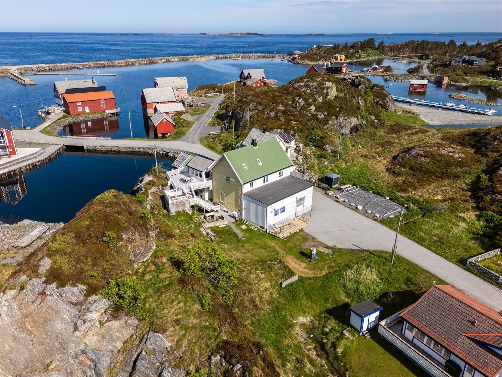 Idylliske Sandøya kan by på nydelige strender og flott natur Galleribilde