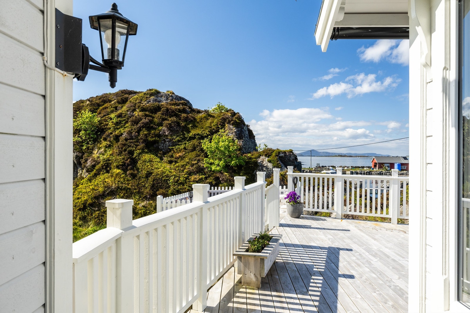 Det er oppført en romslig veranda med direkte adkomst fra bakkeplan Galleribilde