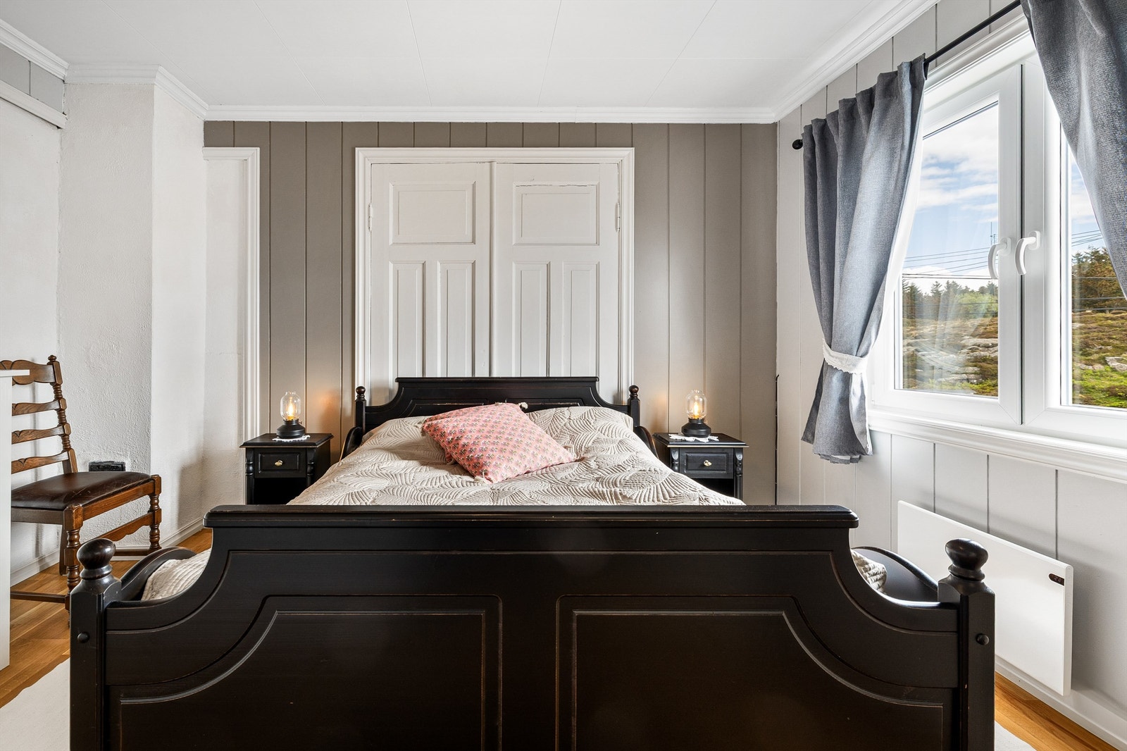 Stilige detaljer på dobbeltdører Galleribilde