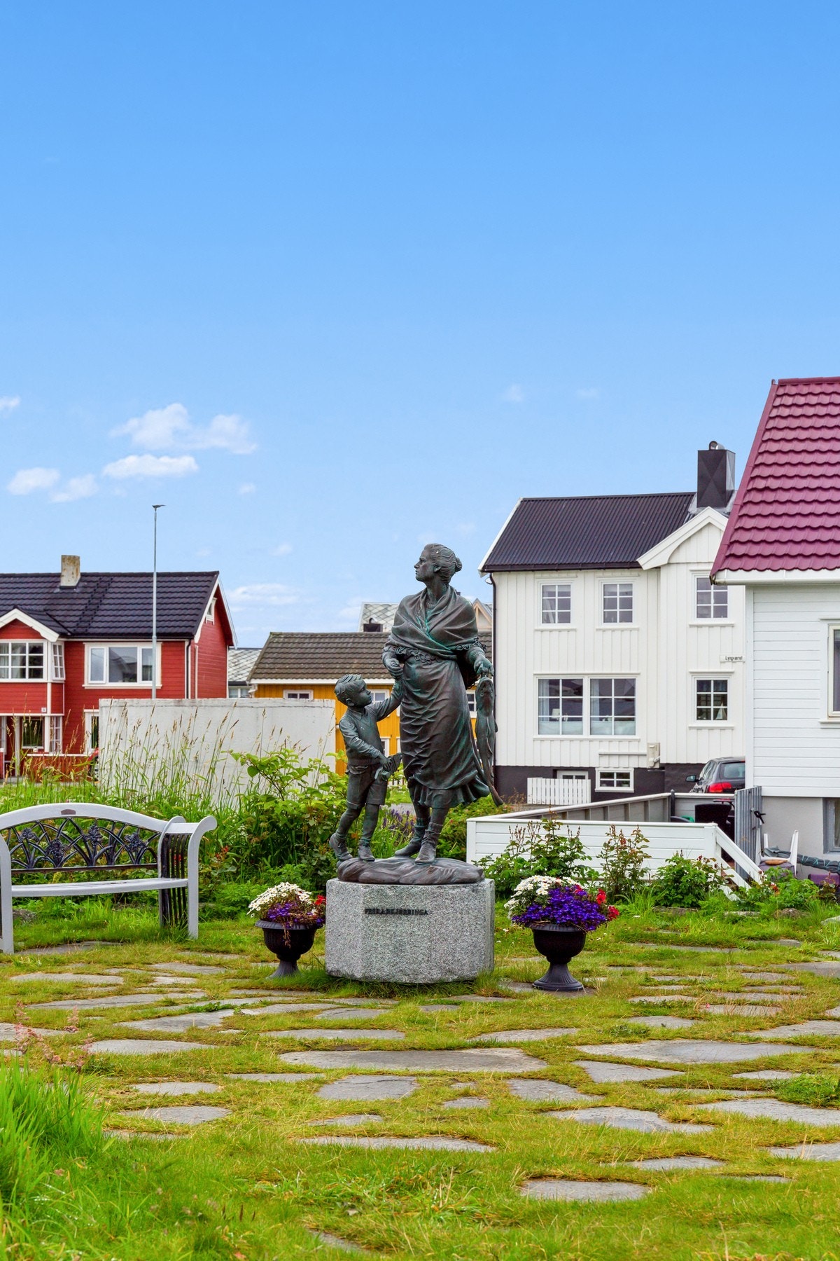 Eiendommen ligger idyllisk til på fiskeværet Veiholmen i Smøla kommune Galleribilde