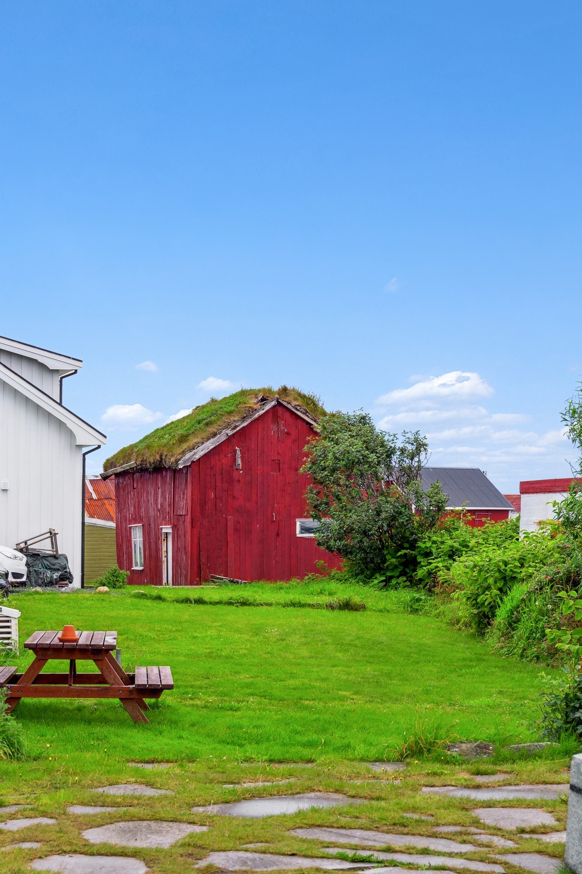 På eiendommen er det også oppført låve fra antatt ca 1850 og uthus fra ca 1950 Galleribilde