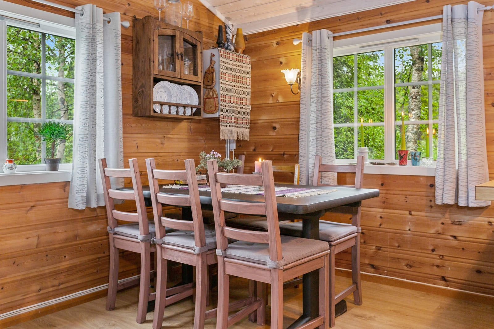 Den romslige stuen åpner opp for spisegruppe. Galleribilde