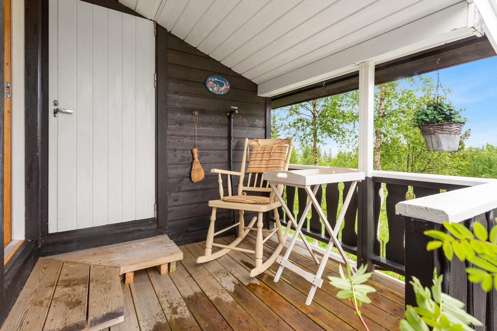 Det er ett pent opparbeidet inngangsparti med overheng og rikelig med plass til liten sittegruppe. Galleribilde