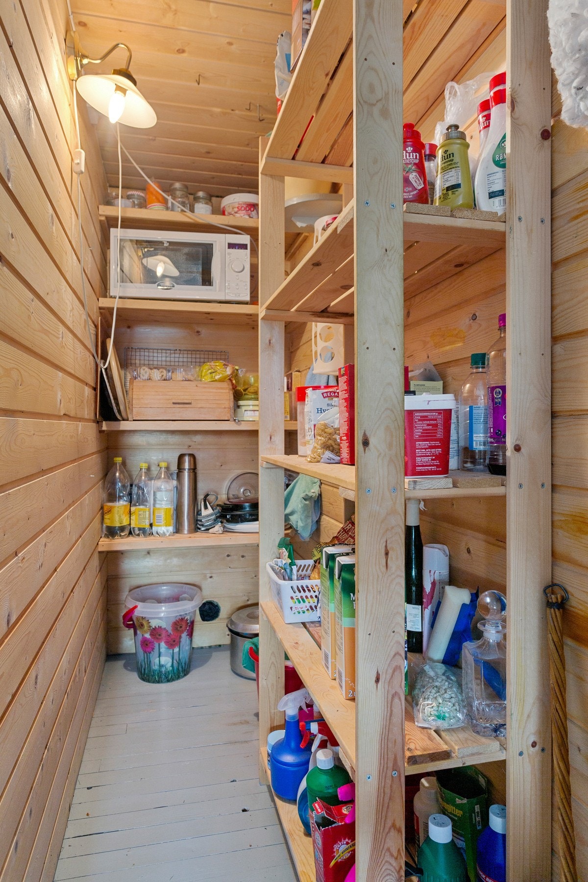 Hytten har en smart bod løsning på 1,5m². Galleribilde