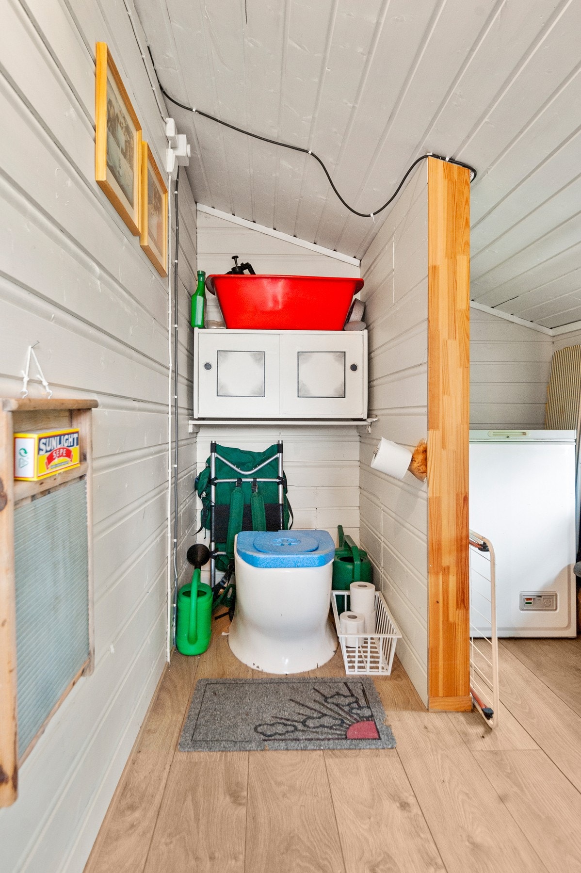 Ved inngangsdøren er det bod areal med utedo. Galleribilde