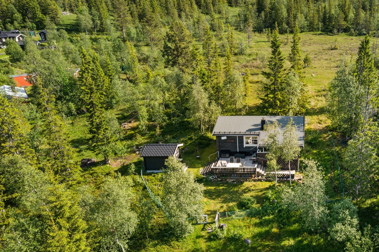 Hytten ligger i ett flatt terreng noe som gir gode solforhold. Galleribilde