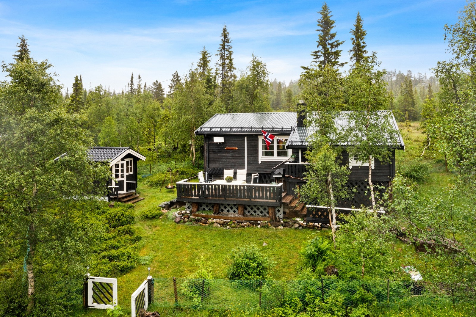 Velkommen til Storburusjøveien 470, presentert av Albin Bakkemo v/ Eiendomsmegler 1! (Foto: Interiørfoto, Bente Eidsmo) Galleribilde