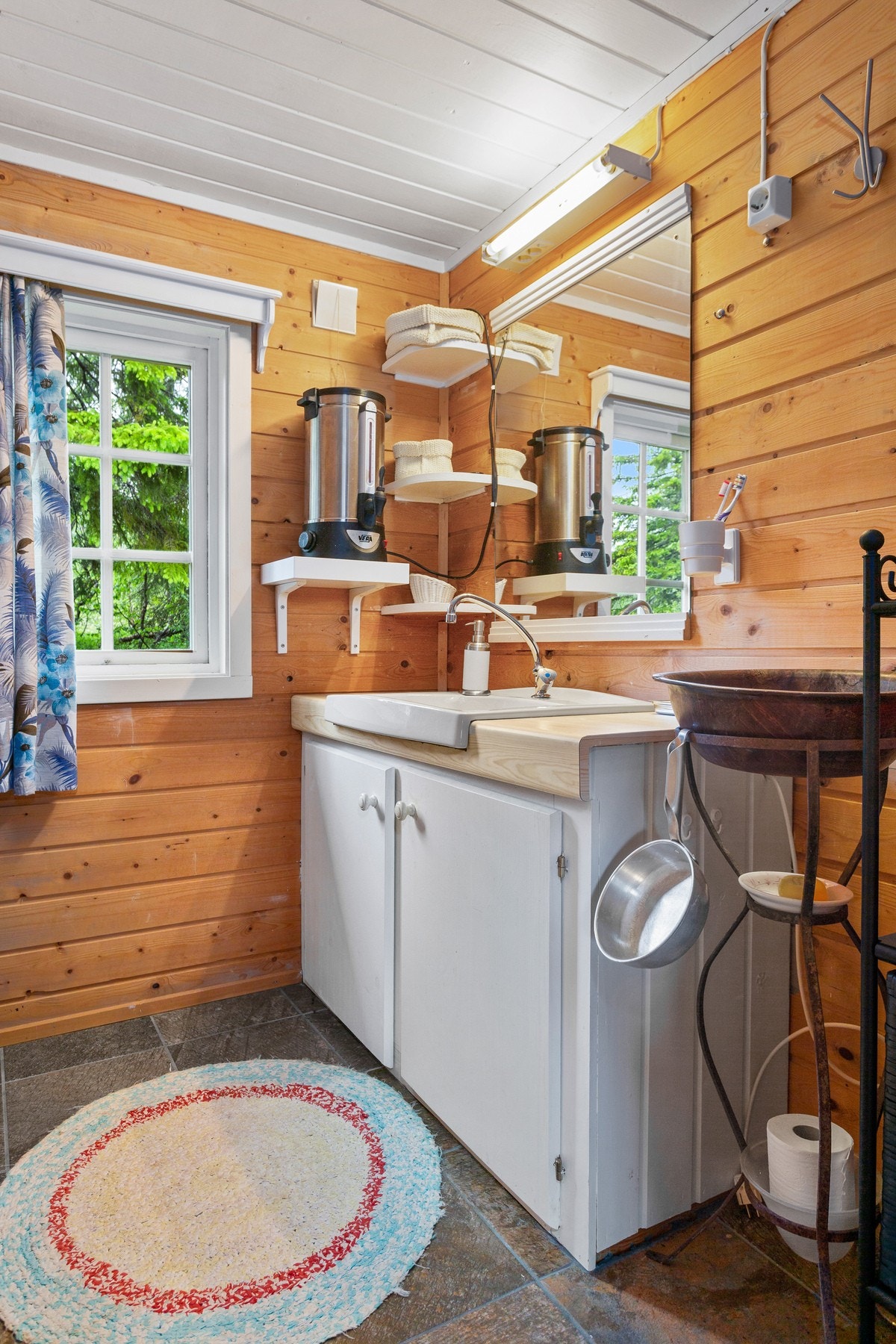 Hytten er utstyrt med helårsvann fra privat oppkomme. Galleribilde