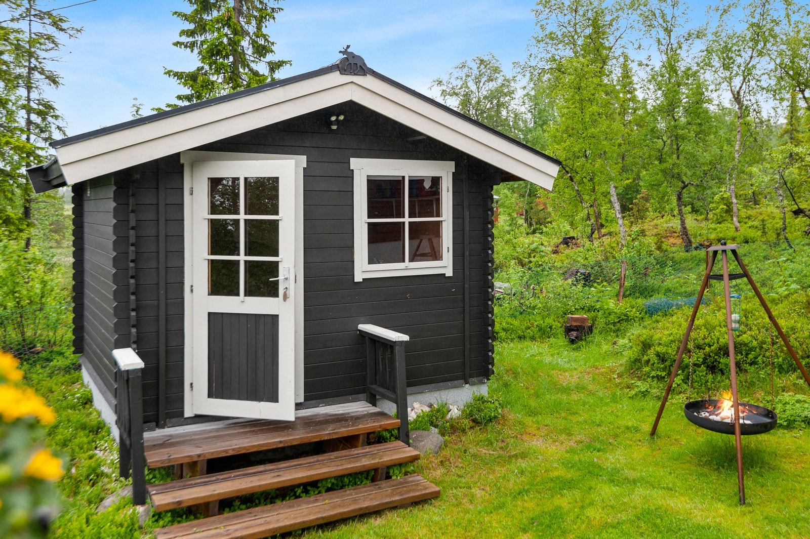 Hytta disponerer koselig uthus som i dag brukes som vedbod. Galleribilde