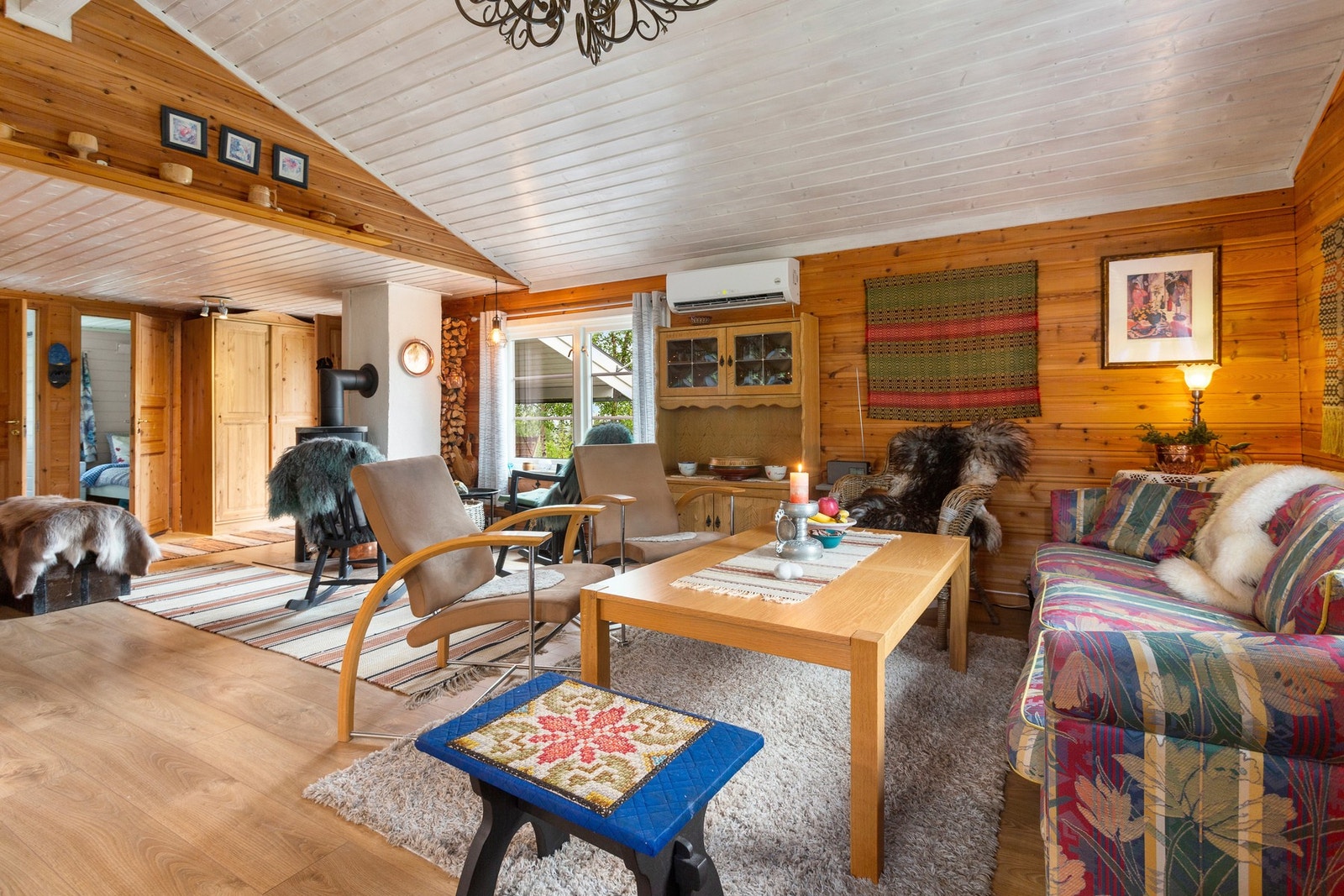 Stue/kjøkken løsningen er på romslige 38m² og har god takhøyde. Galleribilde