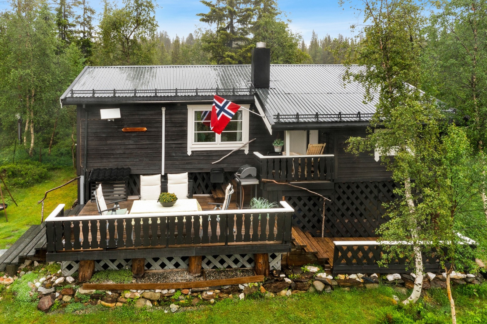 Hytta ligger omringet av flott natur med turstier på alle kanter. Galleribilde