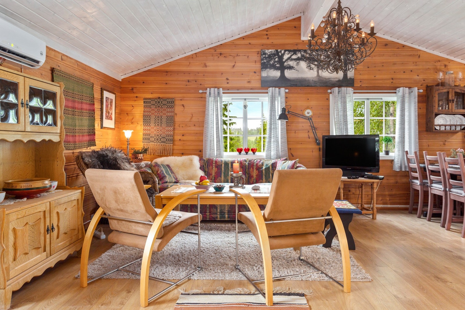 Hytta har varmepumpe samt vedfyring som oppvarmingskilder. Galleribilde