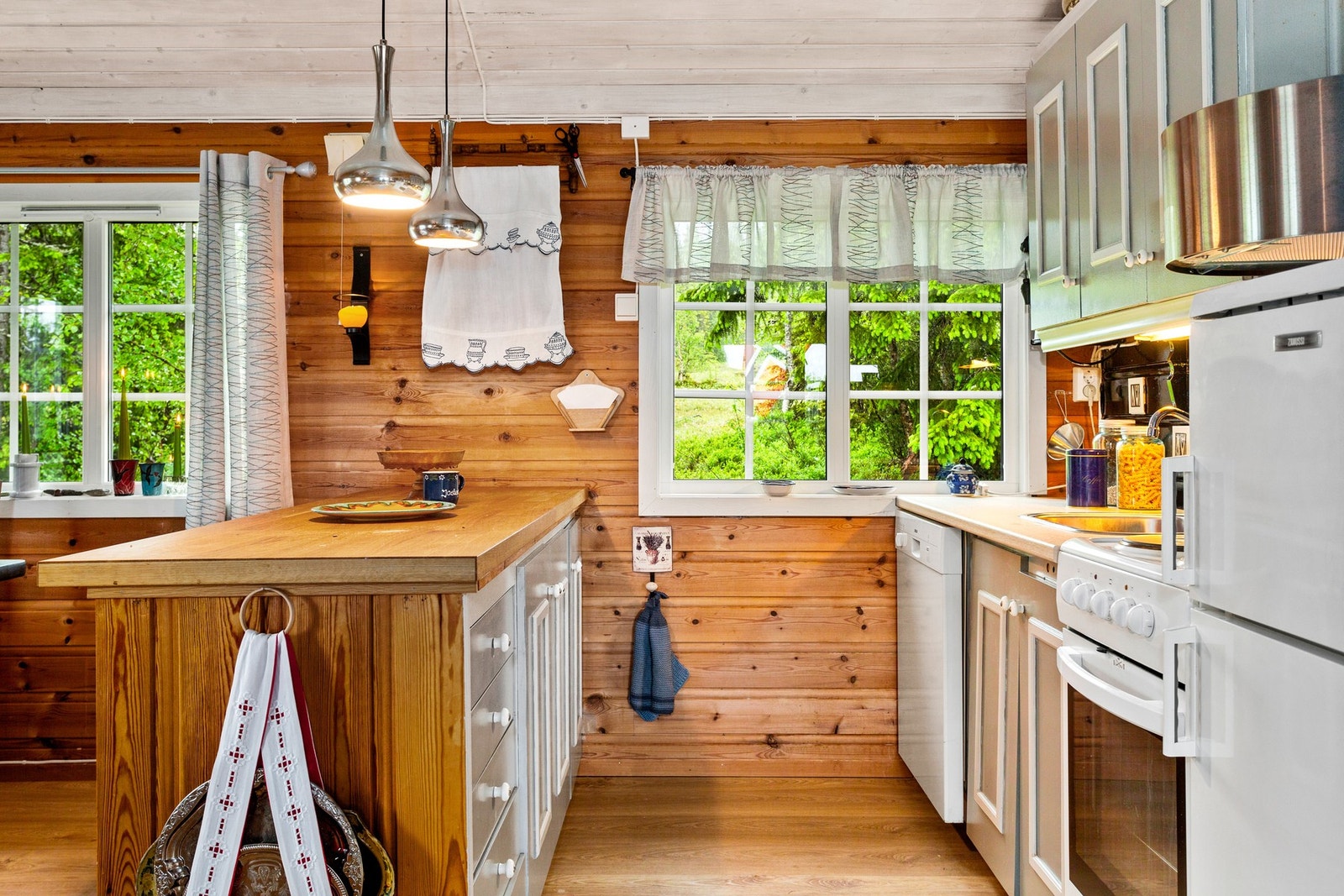 Kjøkkenet disponerer rikelig med skap og benkeplass. Galleribilde