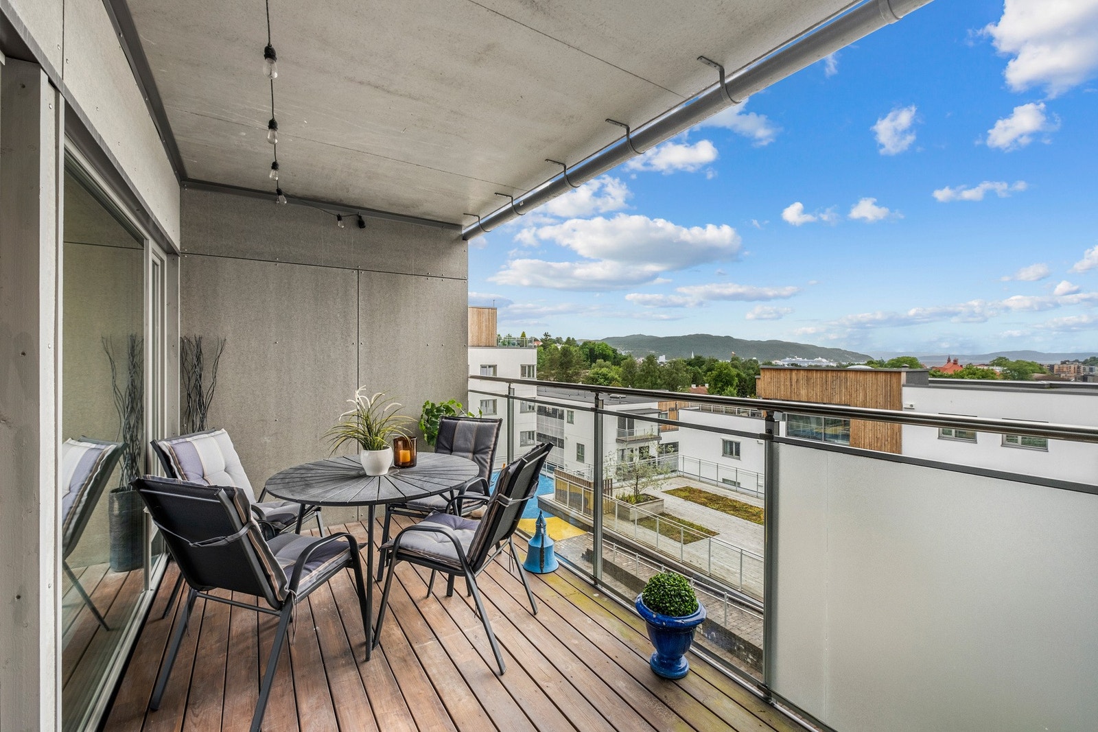 Flott utsikt og en perfekt plass å nyte kveldssolen. Galleribilde