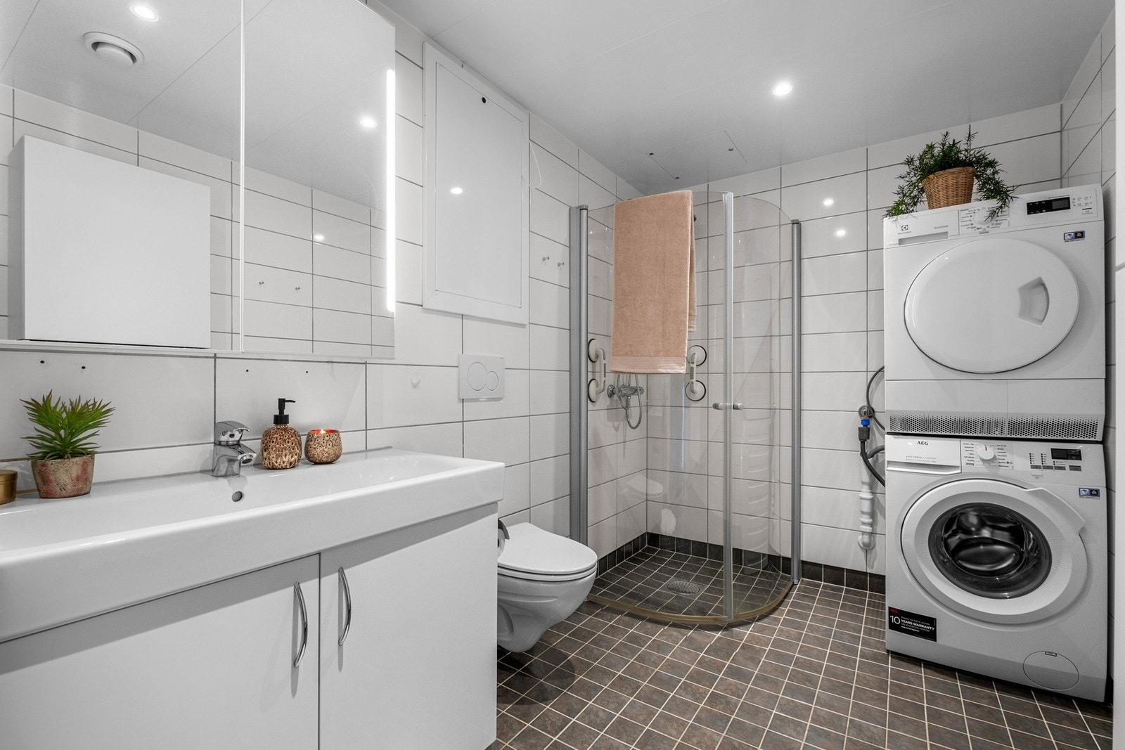 Badet er gitt tilstandsgrad 1 av takstmann på alle undersøkte områder. Mulighet for både vaskemaskin og tørketrommel. Galleribilde