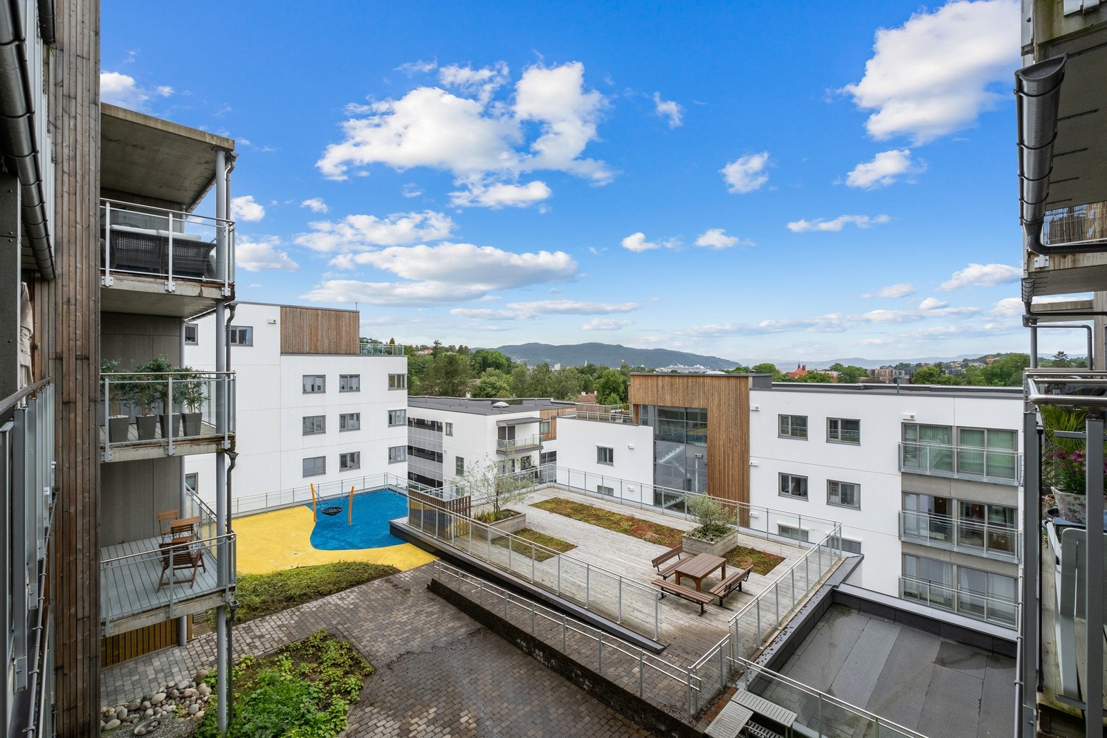 Felles terrasseområde samt enkel lekeplass. Galleribilde