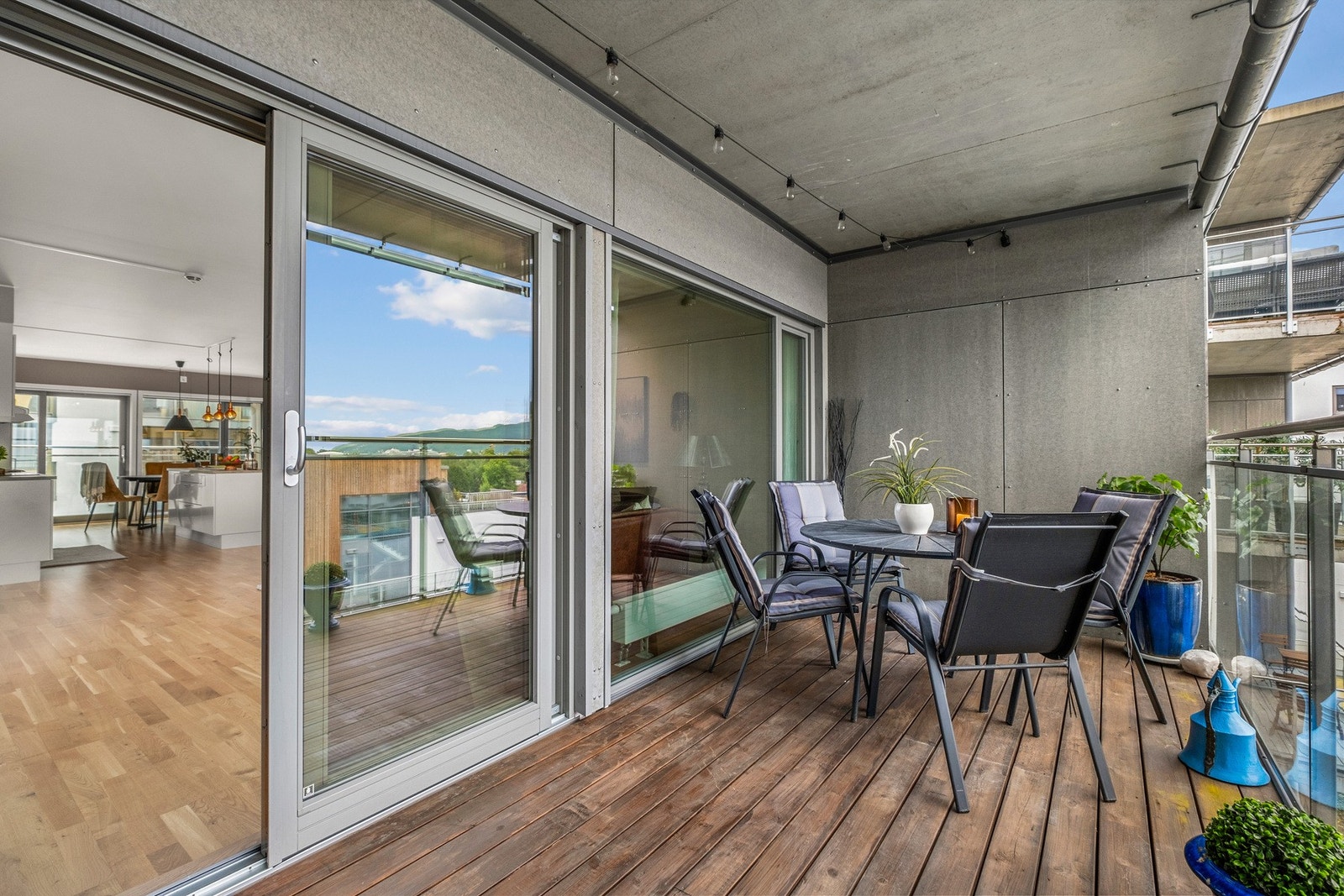 Terrassen er på romslige 12 kvm. Denne fungerer i sommerhalvåret som en fin forlengelse av stuen. Galleribilde