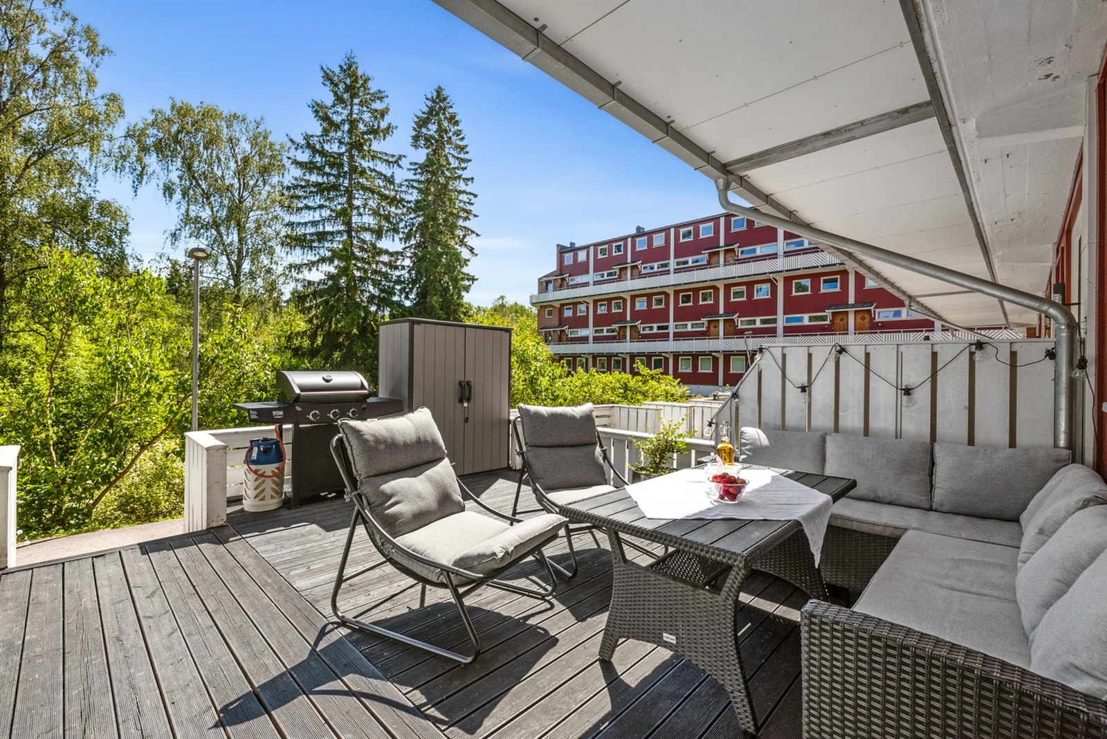 Leiligheten kan skilte med en flott og romslig terrasse på hele 21 m² - et ideelt sted for avslapning i solen, hyggelige måltider ute eller sosiale sammenkomster med venner og familie. Galleribilde