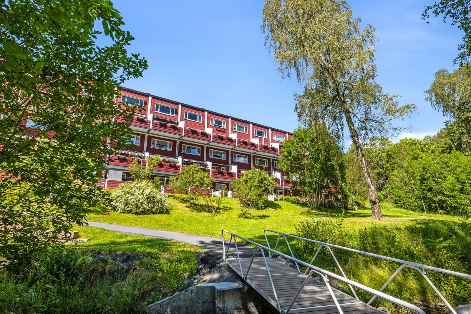 Boligen ligger i et hyggelig og frodig område, omgitt av grønne fellesarealer som inviterer til avslapning og sosiale aktiviteter. Galleribilde