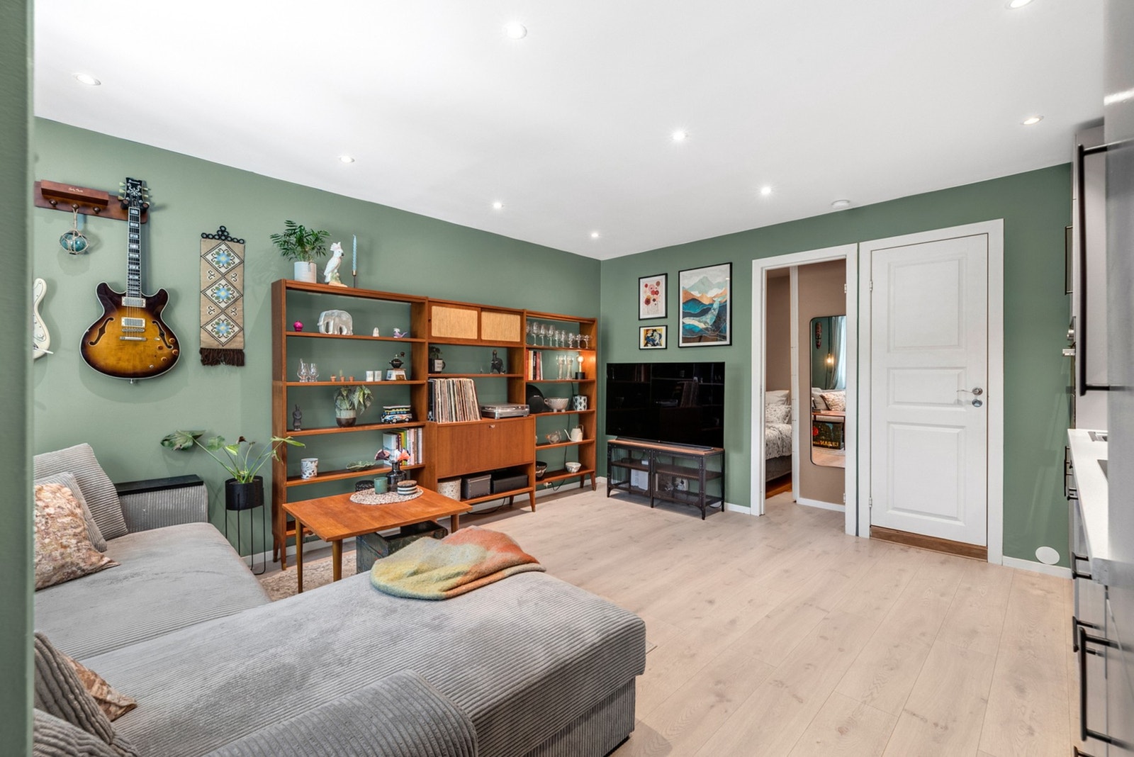 Overflatene består av laminatgulv, mens vegger og himling har malte flater i moderne fargetoner som gir et stilrent uttrykk. Galleribilde