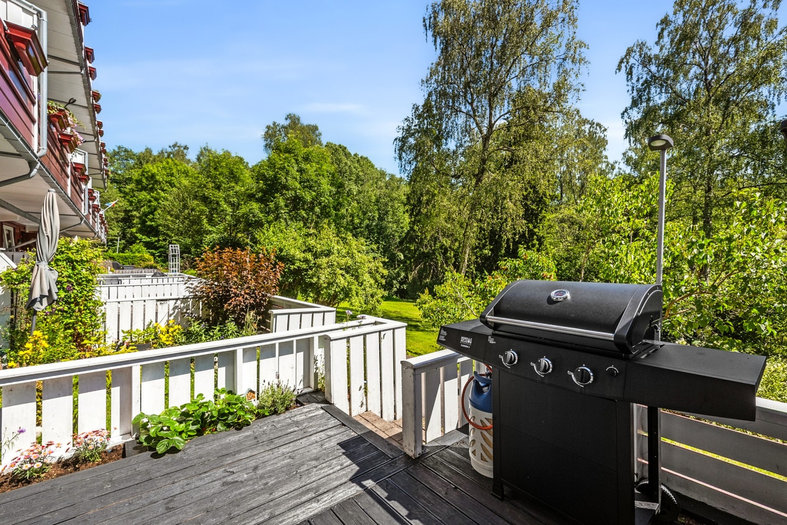 Terrassen er orientert mot sydøst og har god plass til utemøbler og grill. Galleribilde