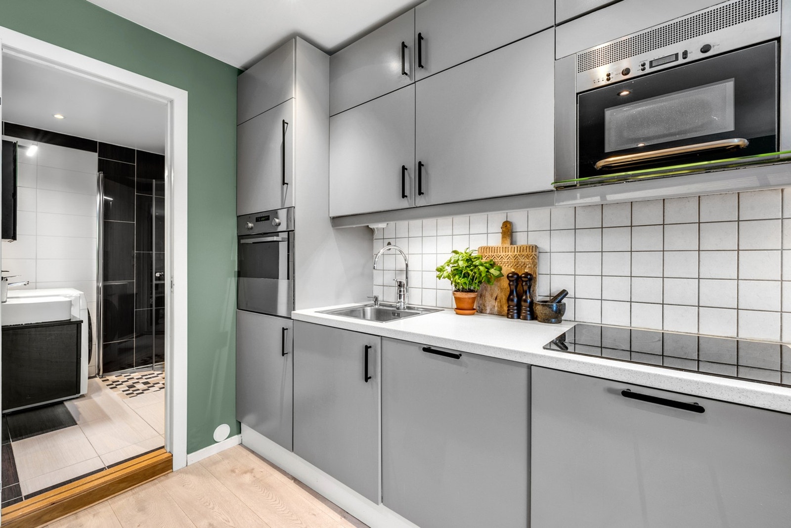 Det er rikelig med skapplass og gode oppbevaringsmuligheter for både kjøkkenredskaper og annet utstyr. Galleribilde