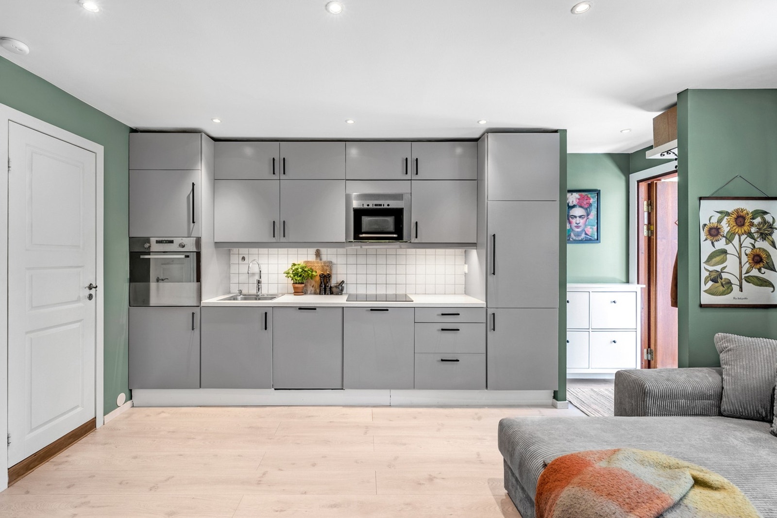 Kjøkkenet er utstyrt med integrerte hvitevarer som kjøl-/fryseskap, oppvaskmaskin, komfyr, platetopp og mikrobølgeovn. Galleribilde