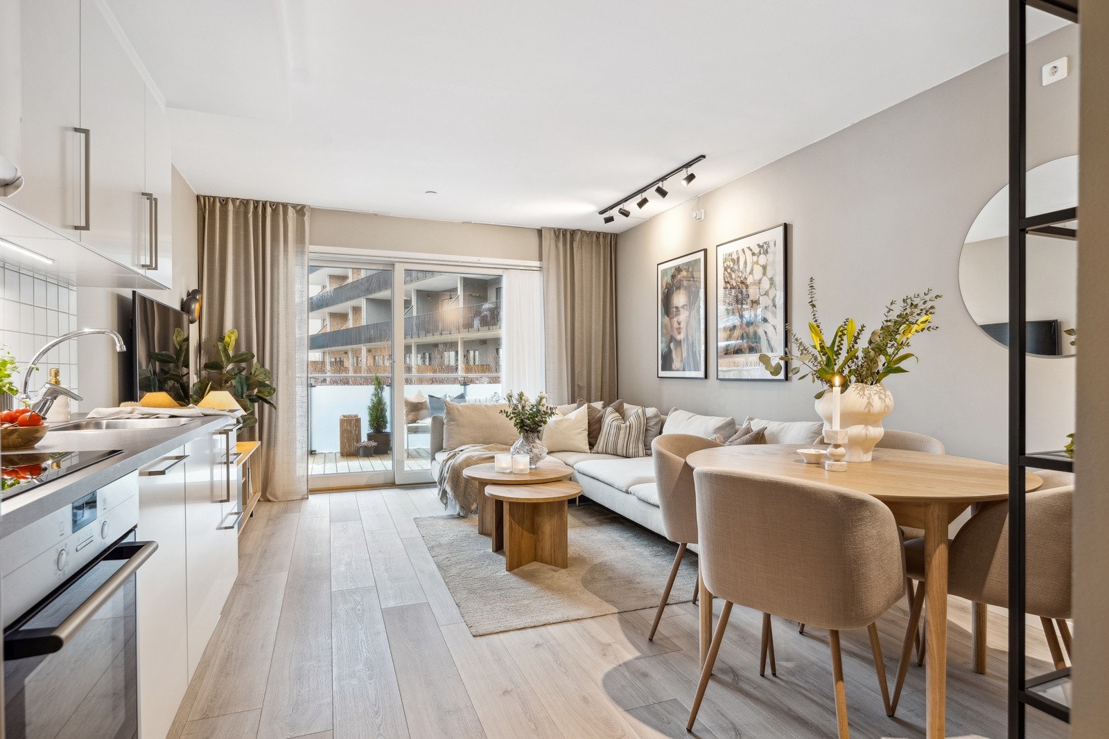 Stue og kjøkken ligger i en praktisk åpen løsning på 20 kvm. Galleribilde