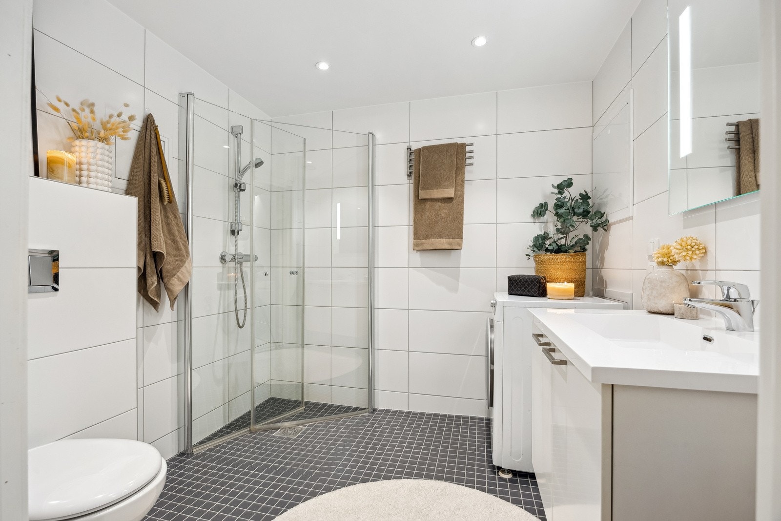 Stilrent bad fra 2017 - Baderommet har flislagt gulv med gulvvarme og opplegg for vaskemaskin. Galleribilde