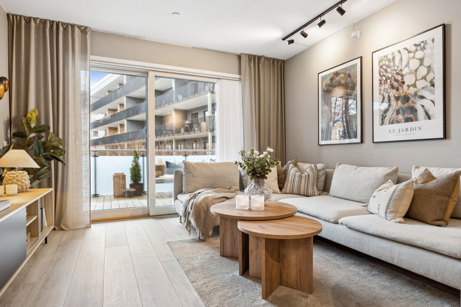 Stuen åpner ut mot en 10 kvm stor terrasse. Galleribilde