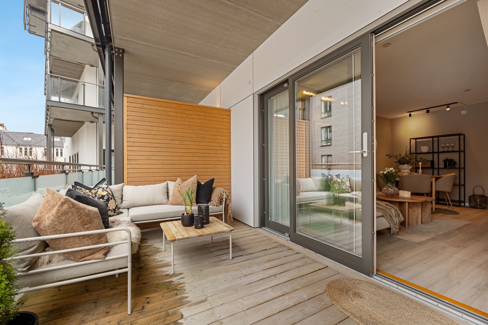 Terrassen blir en fin forlengelse av stuen på varme sommerdager. Galleribilde