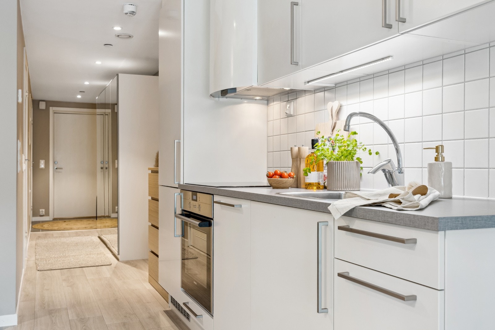 Kjøkkenet er utstyrt med integrerte hvitevarer som stekeovn, platetopp, oppvaskmaskin og kjøleskap med fryser. Galleribilde