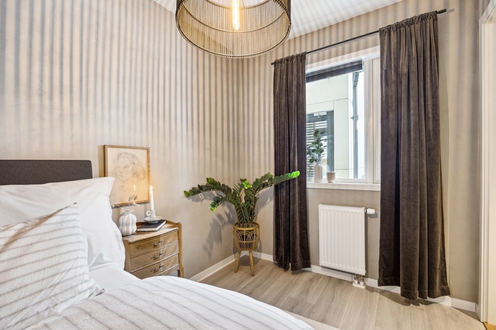 Soverommet måler 7 kvm og er malt i moderne farger. Galleribilde