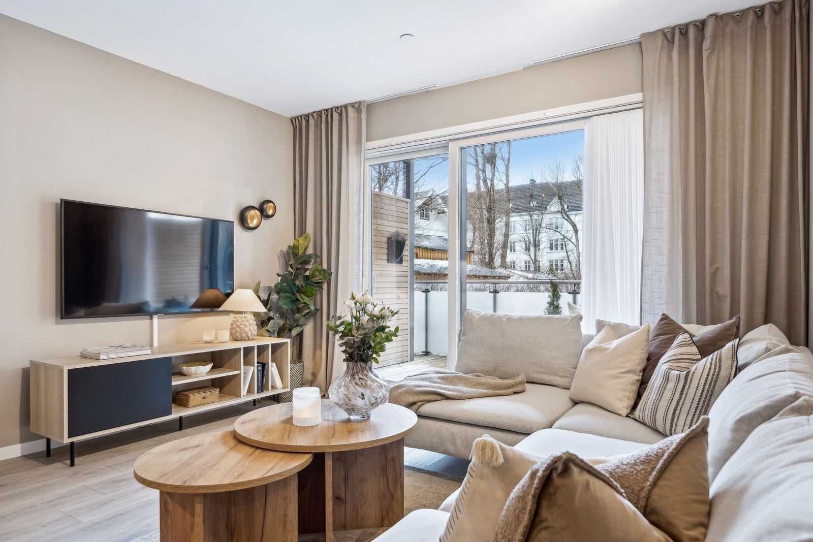 Stuen er malt i naturlige og tidløse farger, og har godt med lysinnslipp. Galleribilde