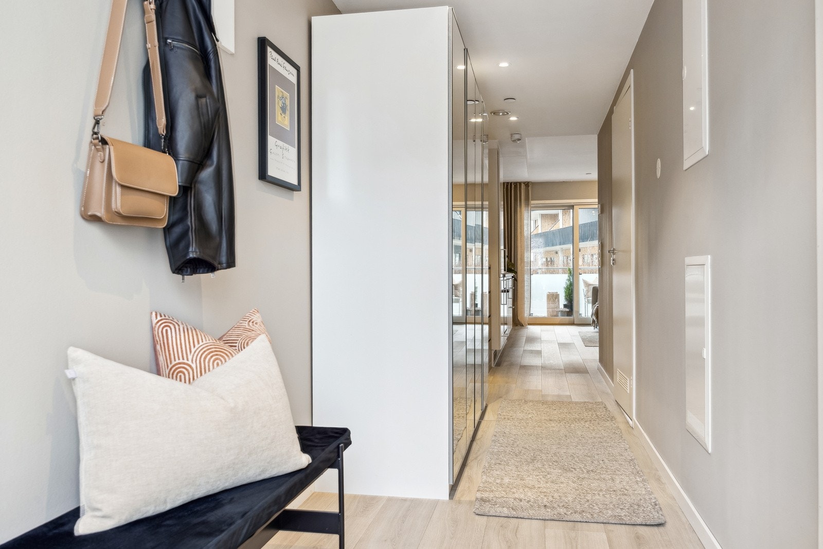 Gangen gir god plass til praktisk innredning med garderobeskap. Galleribilde