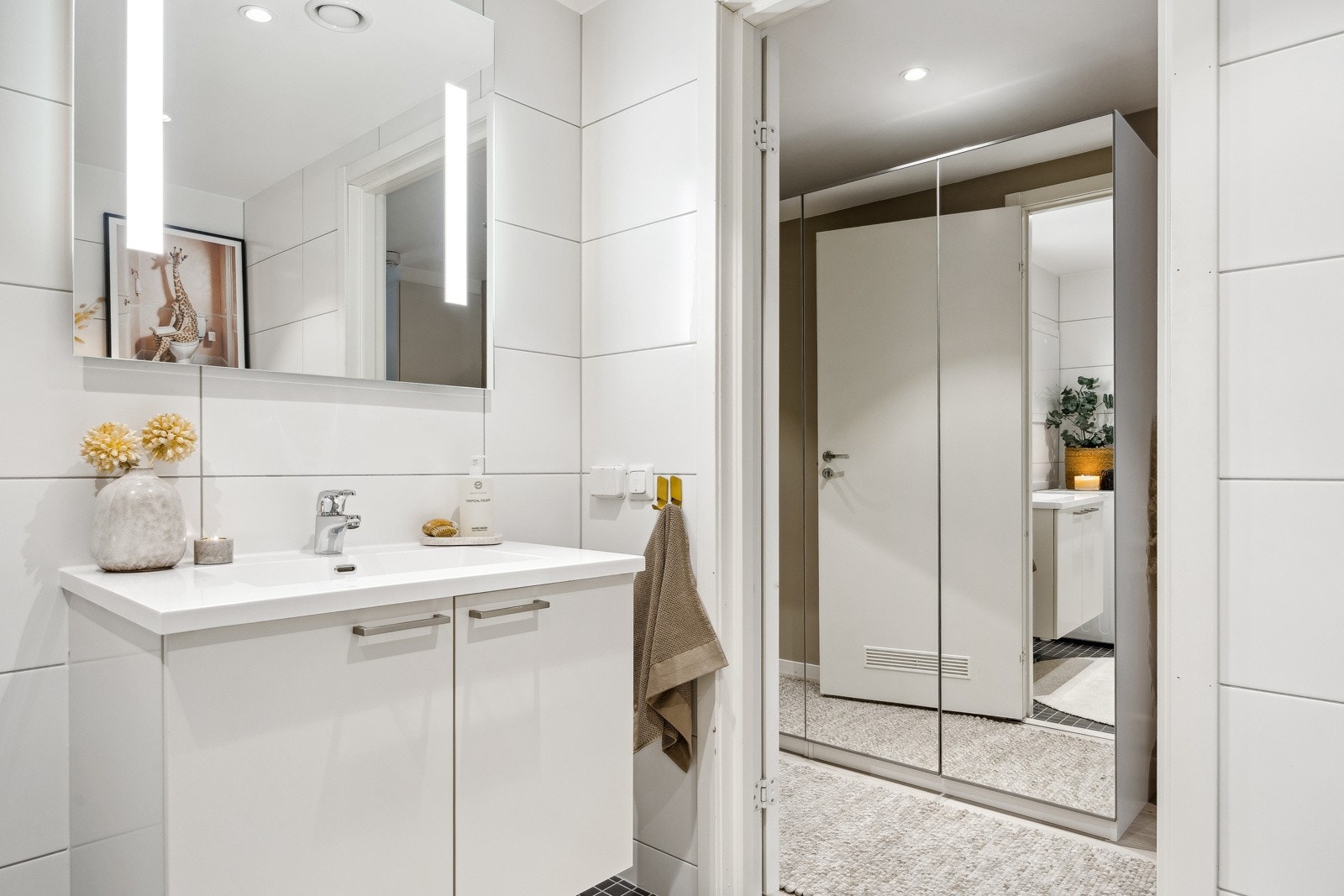 Baderommet måler 5 kvm og er utstyrt med vegghengt servantinnredning og vegghengt toalett. Galleribilde