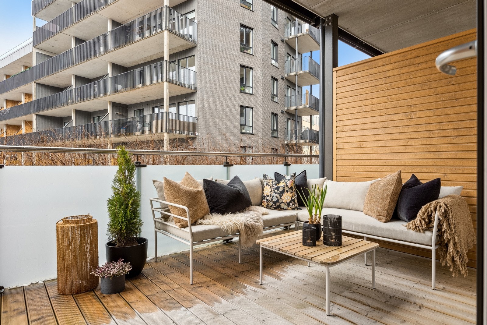 Terrassen byr på god plass til å innrede med utemøbler - Her kan du nyte morgenkaffen eller sosiale stunder med familie og venner. Galleribilde