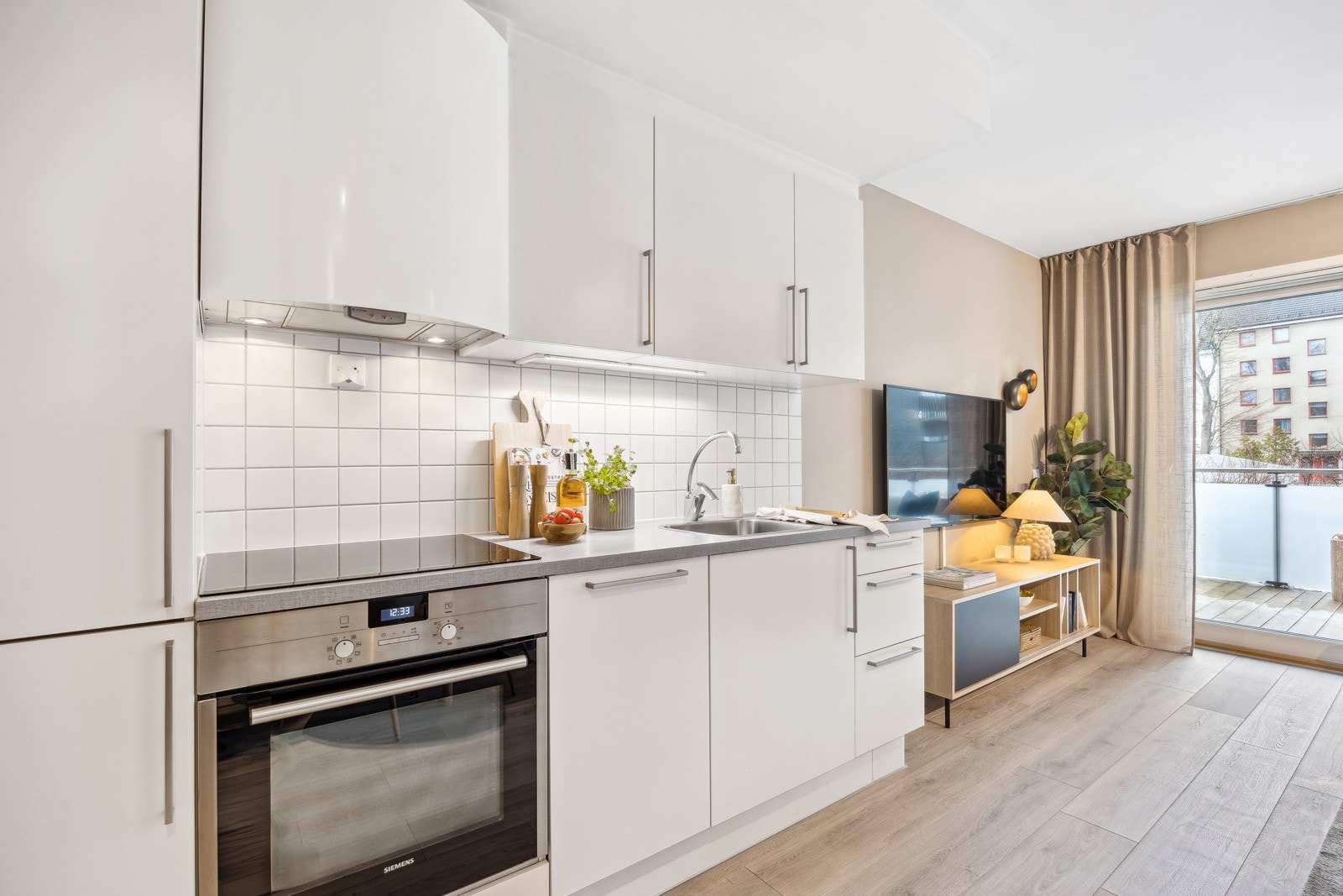 Det er rikelig med oppbevaringsmuligheter i både skuffer og skap. Galleribilde