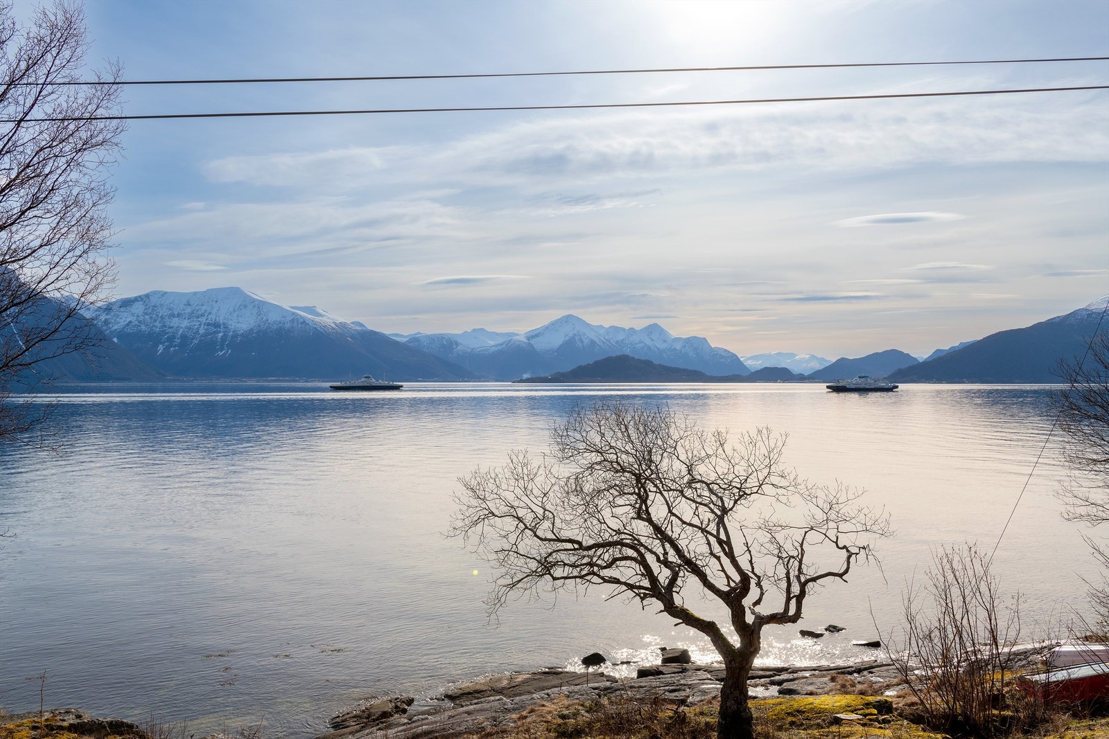 Utsikt mot fjord og fjell og båttrafikken som passerer Galleribilde