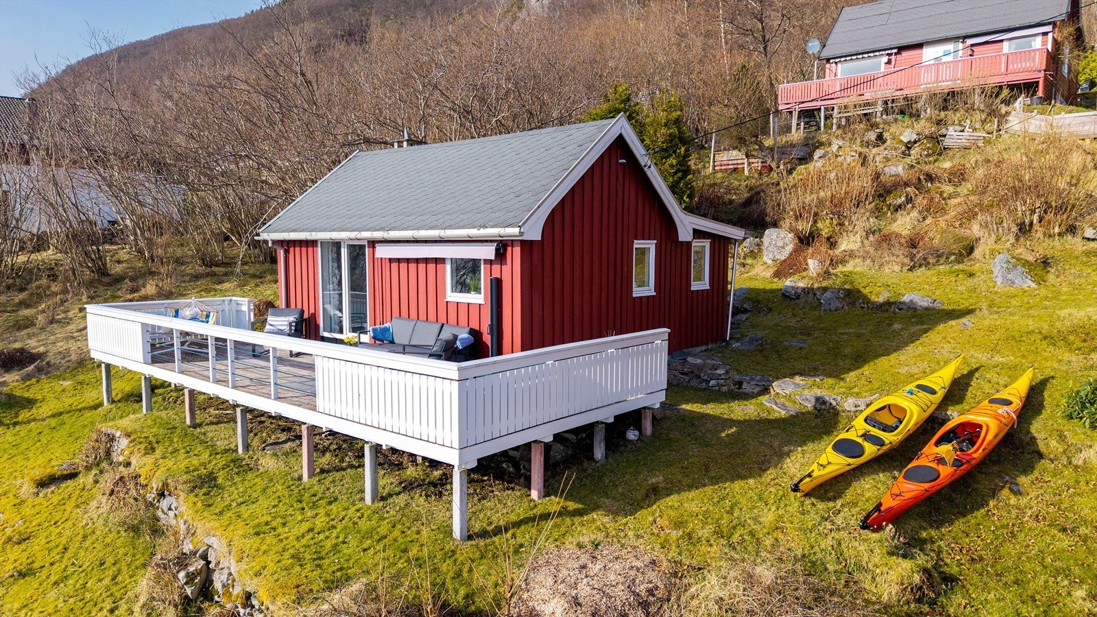 Fasade og terrasse. Det er skyvedør fra stuen til terrassen Galleribilde