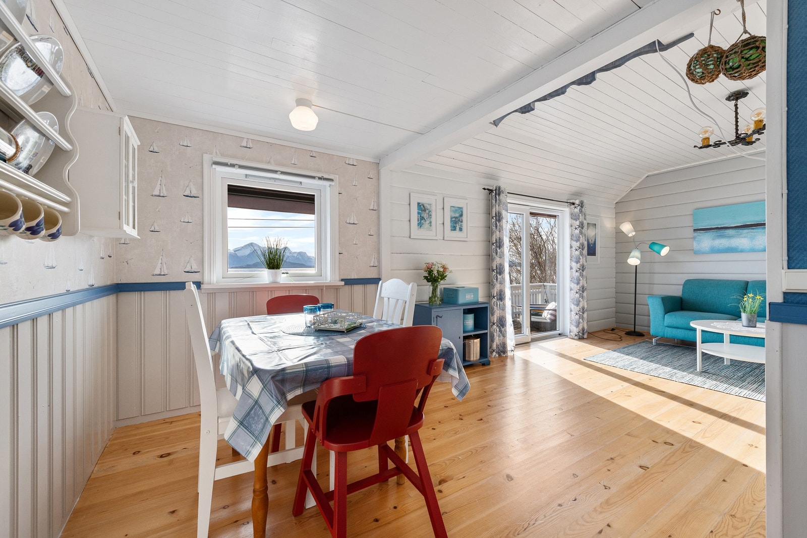 Flott utsikt også fra spiseplassen på kjøkkenet Galleribilde