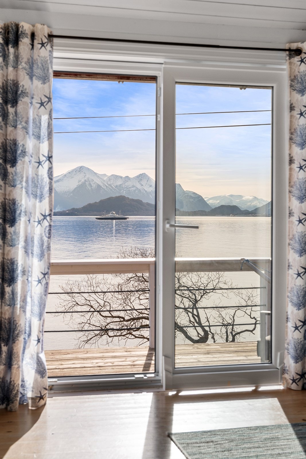 Fra stuen er det dør ut til terrassen og videre tilkomst til hage Galleribilde