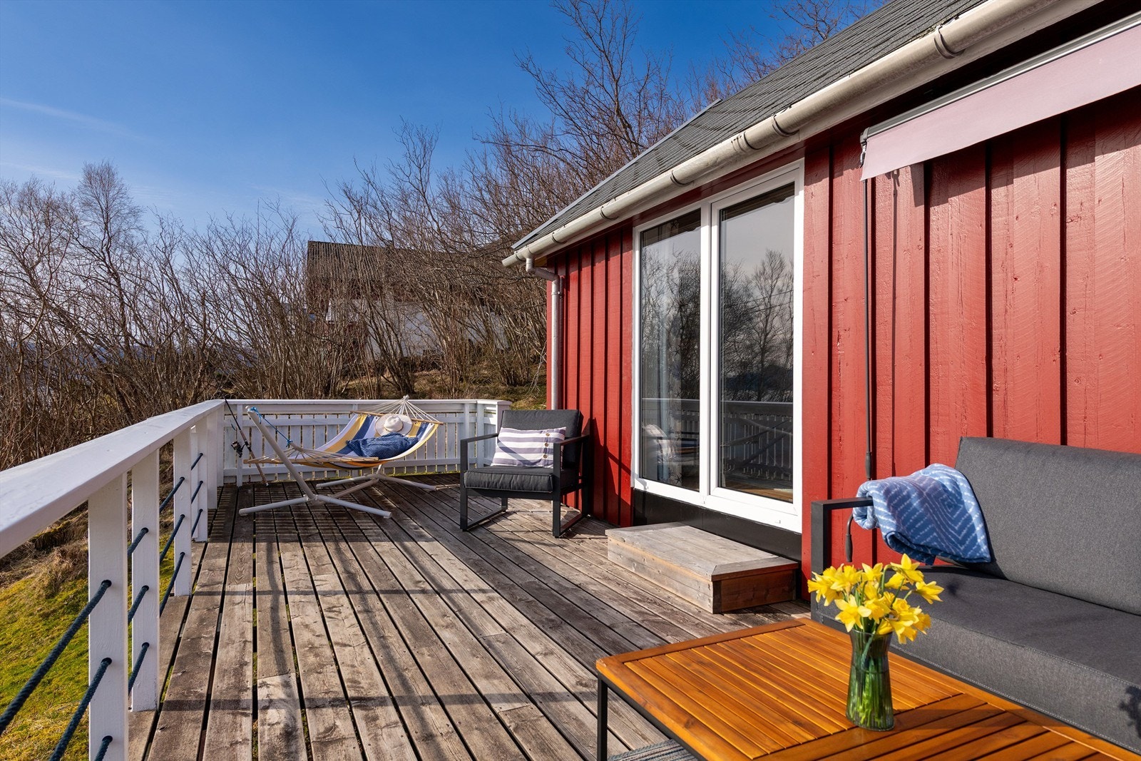 Terrasse med god plass til flere soner og sitteplasser Galleribilde