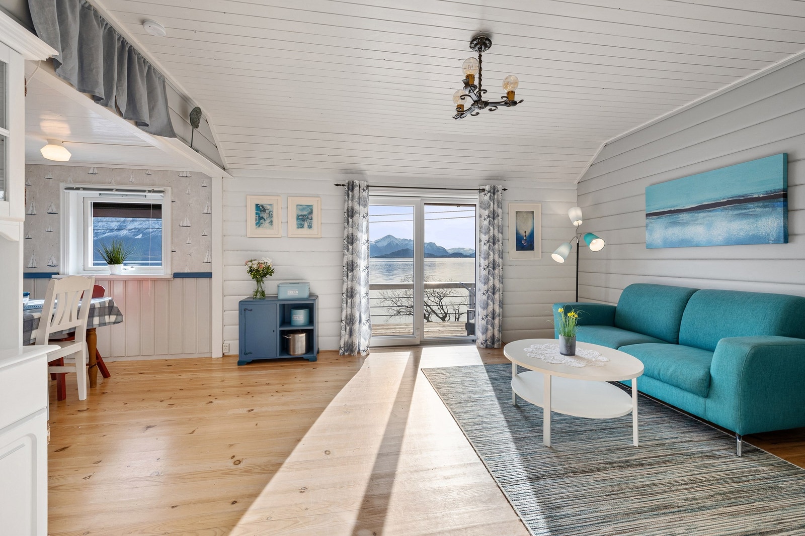 Stue og kjøkken i åpen men likevel skjermet løsning Galleribilde