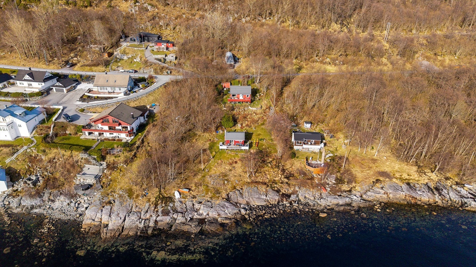 Dronebilde av eiendommen og nærområdet sett fra sjøsiden Galleribilde