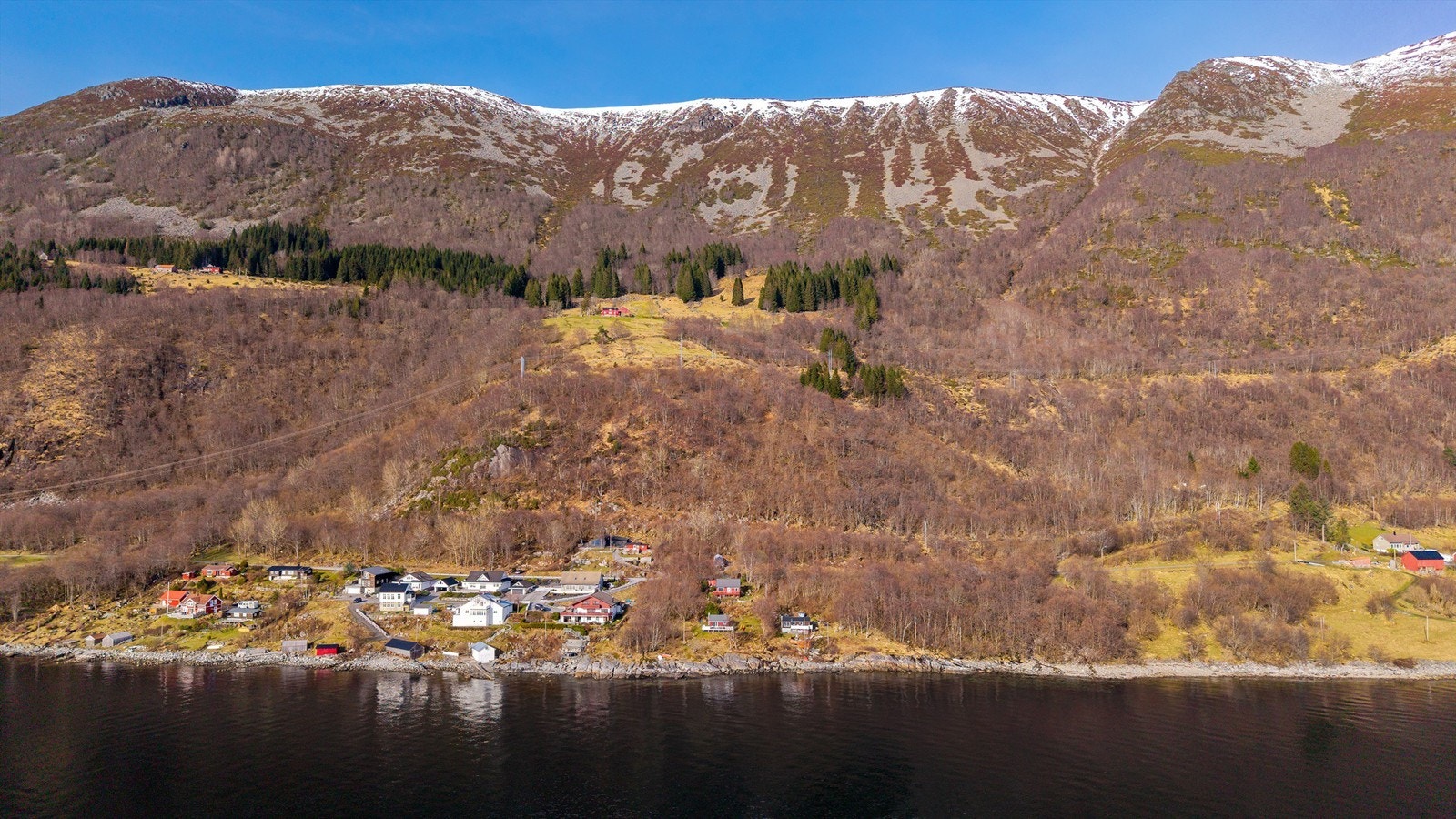 Dronebilde sett fra sjøsiden Galleribilde
