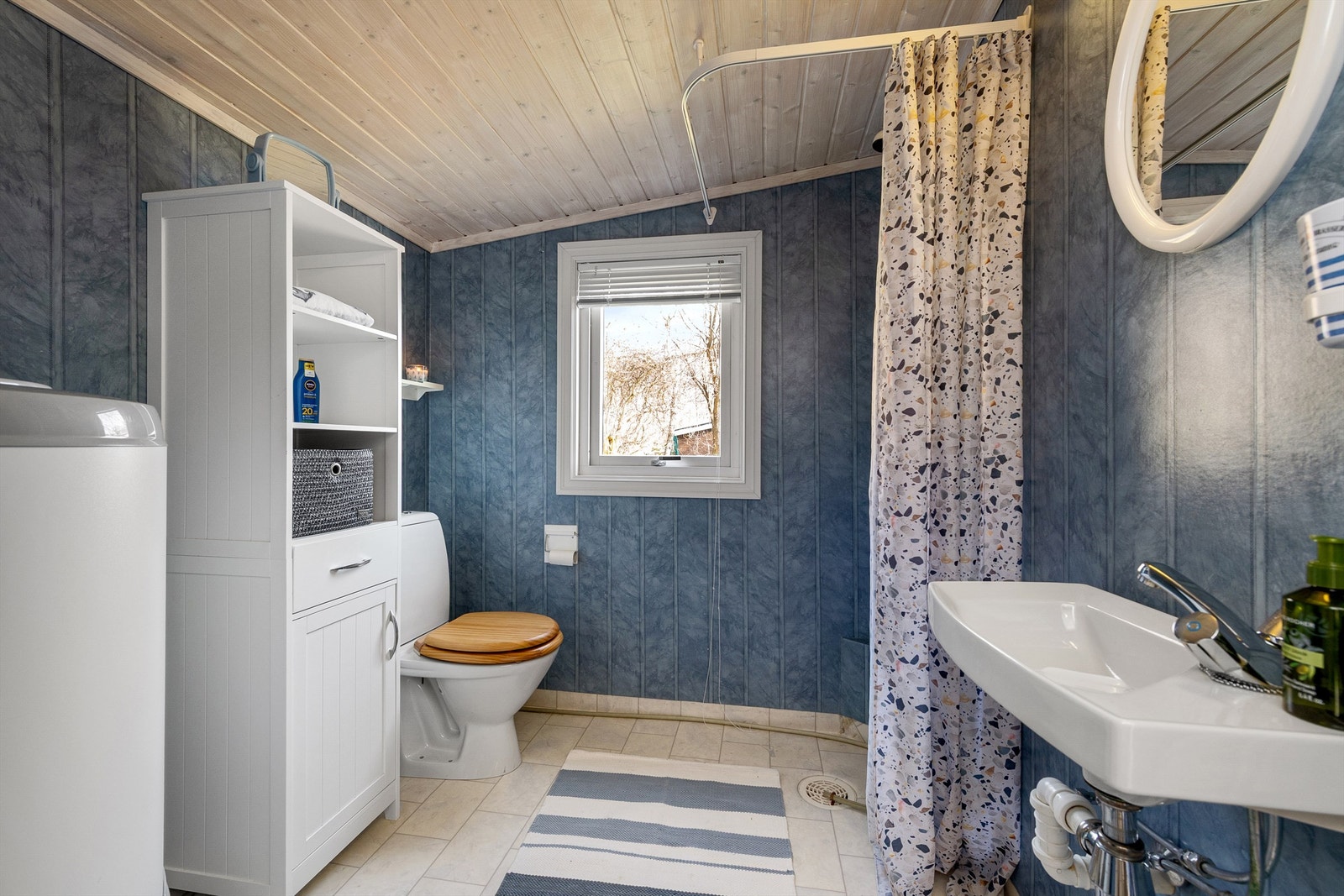 Bad med toalett, servant og dusjhørne med forheng Galleribilde